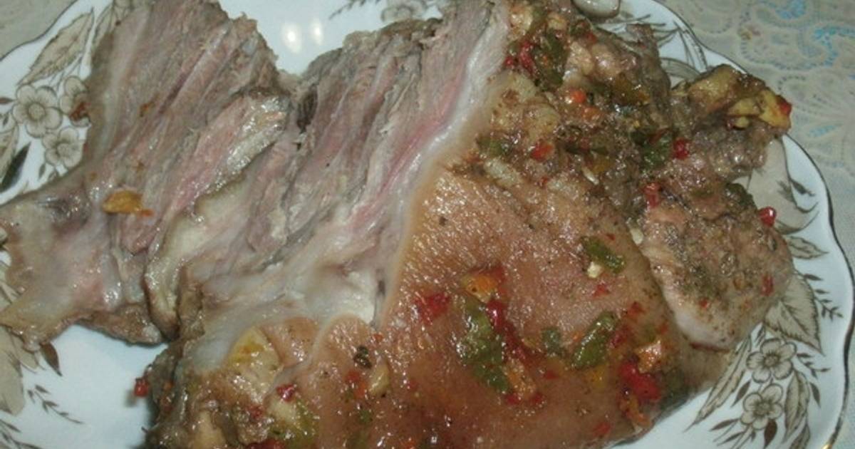 Приготовление свиной рульки в луковой шелухе. Свиная рулька в луковой шелухе. Рулька в луковой шелухе. Рулька свиная вареная в луковой шелухе.
