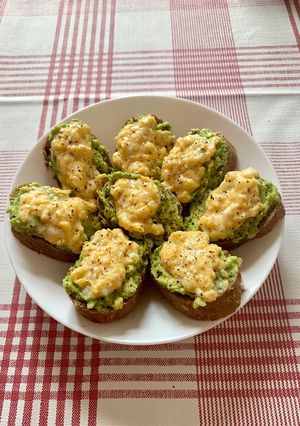 Hình của món Eat clean: bánh mì bơ trứng.
