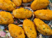 Una foto de pasteles fritos