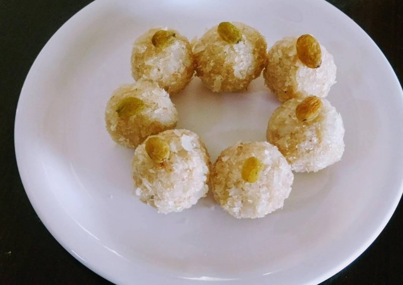 Nariyal laddoo