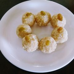 A picture of Nariyal laddoo.