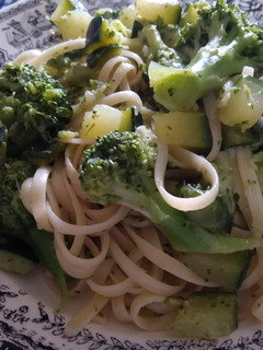 Una foto de Tallarines con brócoli y calabacín