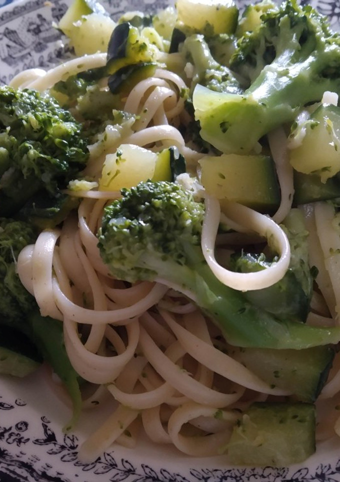 Una foto de Tallarines con brócoli y calabacín