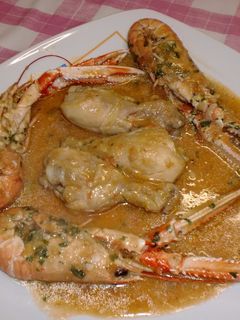 Una foto de Mar y montaña de pollo y cigalas