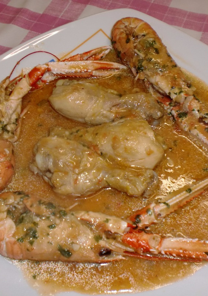 Una foto de Mar y montaña de pollo y cigalas