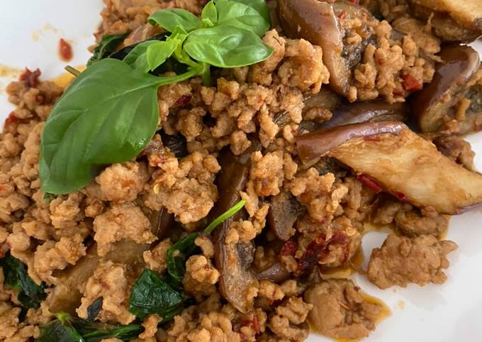 Thai basil with Eggplant & minced chicken 
Tumis terong dan ayam cincang kemangi khas Thailand