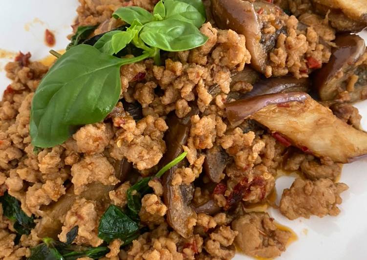 Langkah Mudah untuk Menyiapkan Thai basil with Eggplant &amp; minced chicken  Tumis terong dan ayam cincang kemangi khas Thailand yang Sempurna