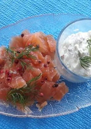 Une photo de Saumon gravlax, chantilly au baies roses et aneth