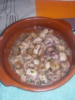 Una foto de Calamar con ajito y perejil