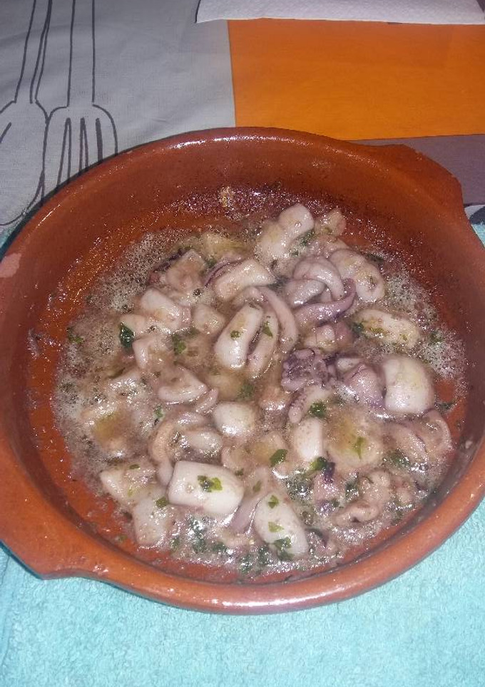 Una foto de Calamar con ajito y perejil