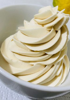 A picture of Lemon Swiss Meringue Buttercream.