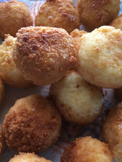 Una foto de Bolitas de arroz rellenas de queso