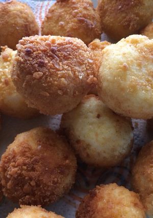 Una foto de Bolitas de arroz rellenas de queso