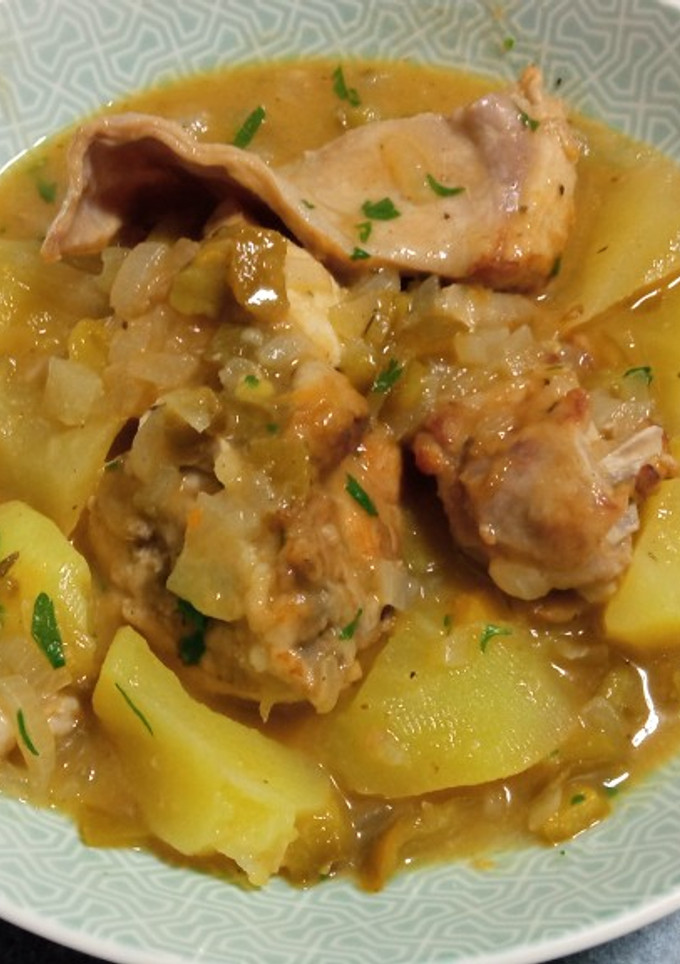 Una foto de Conejo en salsa con patatas