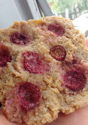Una foto de Galletota de Salvado sabor limón con frutillas