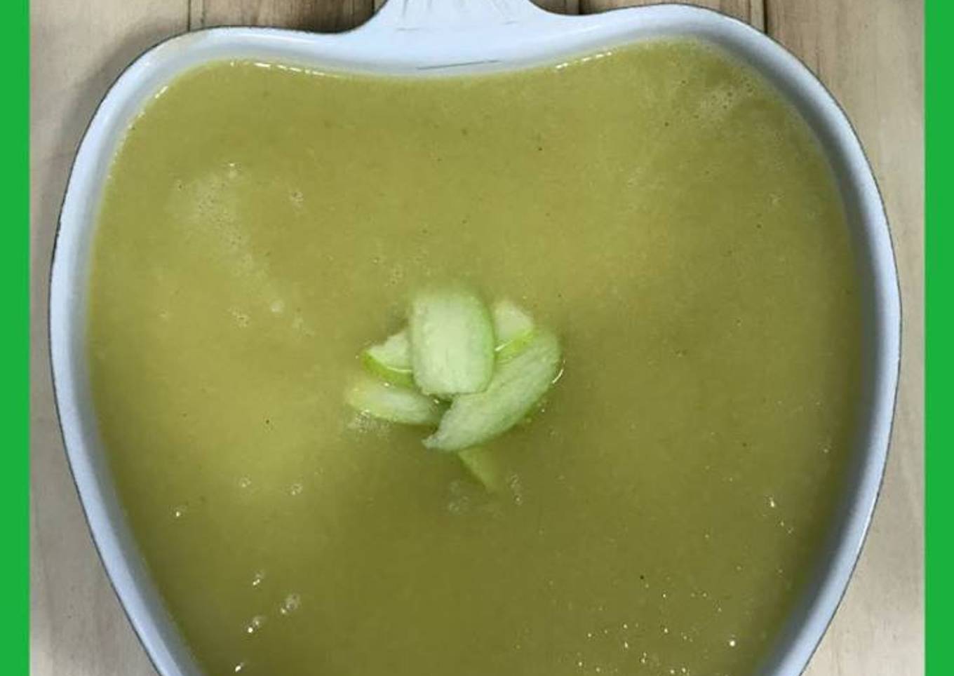 Sopa fría de manzana, apio y calabacín