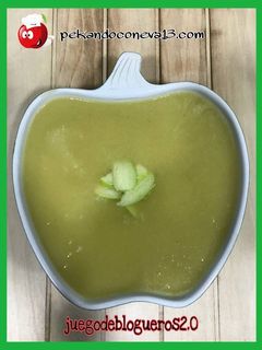 Una foto de Sopa fría de manzana, apio y calabacín