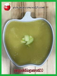Una foto de Sopa fría de manzana, apio y calabacín