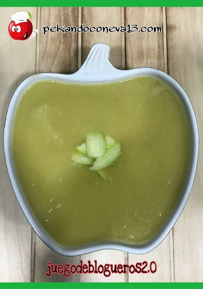 Una foto de Sopa fría de manzana, apio y calabacín