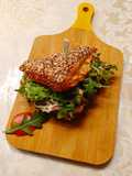 Steakstreifen auf Rucola im Laugendreieck