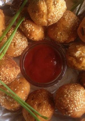 A picture of Deep fried mixed lentils balls.