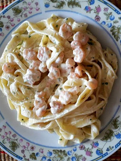 Una foto de Fideos cinta en crema con colitas de camarón