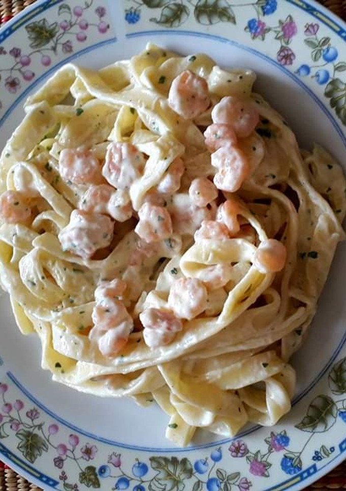 Una foto de Fideos cinta en crema con colitas de camarón