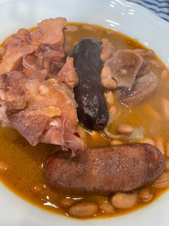 Una foto de Alubia canela estofada con pata de cerdo