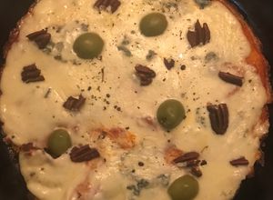 Una foto de Keto- pizza con masa de coliflor, con roquefort y nuez pecan