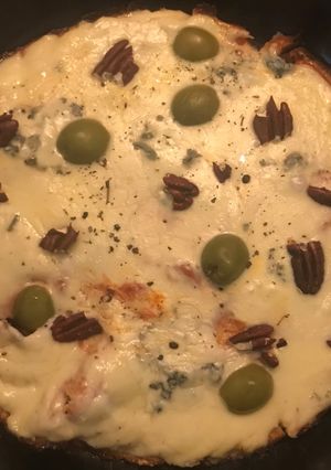 Una foto de Keto- pizza con masa de coliflor, con roquefort y nuez pecan