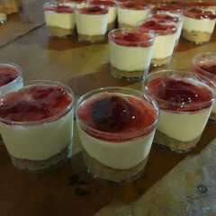 A picture of Cheesecake en vasitos❤ especial cumples.