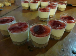 Una foto de Cheesecake en vasitos❤ especial cumples