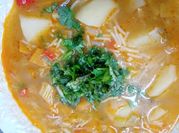 Una foto de sopa de papa y puerro