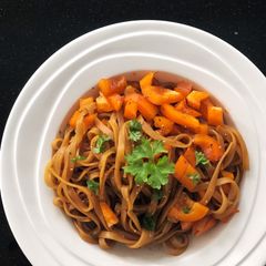 A picture of Indonesian noodles with ketjap, paprika and parsley.