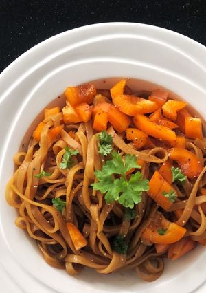 A picture of Indonesian noodles with ketjap, paprika and parsley.