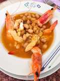 Judías carillas con bacalao y langostinos