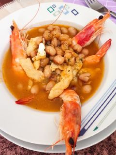 Una foto de Judías carillas con bacalao y langostinos