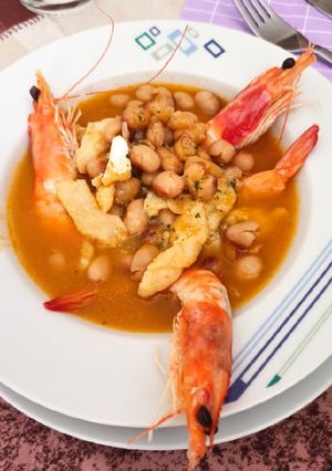 Una foto de Judías carillas con bacalao y langostinos