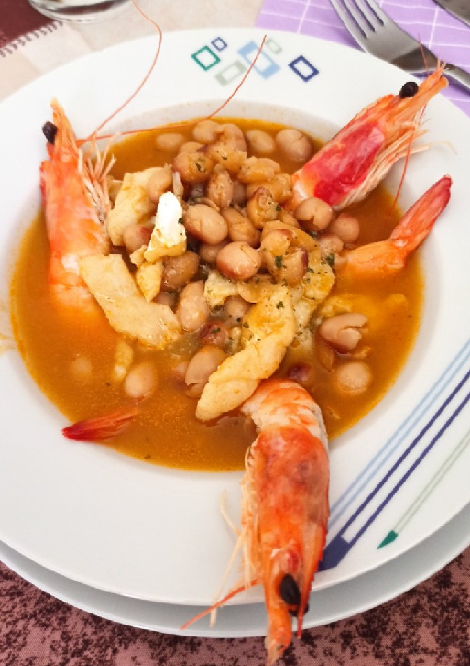 Una foto de Judías carillas con bacalao y langostinos