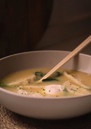 Una foto de Sopa con gyozas y espinacas