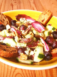 Foto principal de Ensalada de endivias moradas con fruta fresca