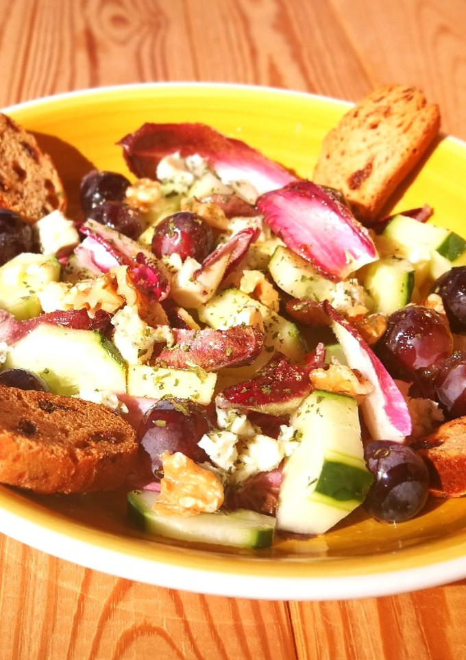 Una foto de Ensalada de endivias moradas con fruta fresca