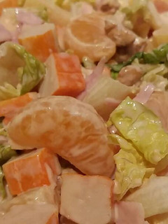 Una foto de Cogollo de lechuga con mandarina🍊🍍salsa rosa