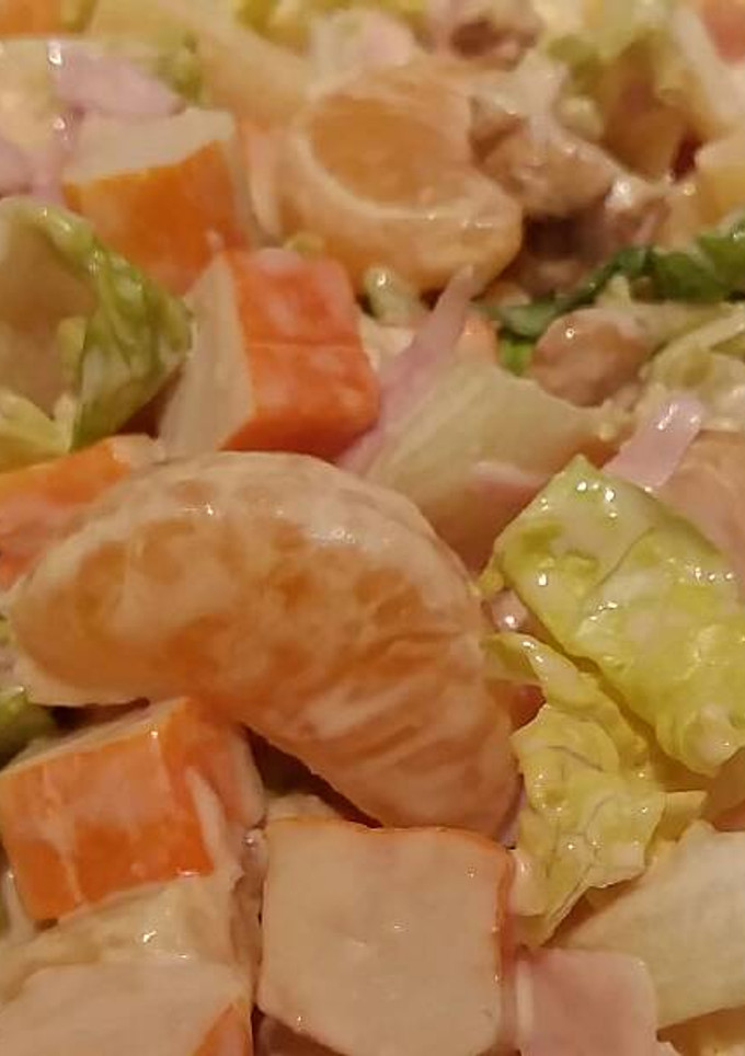 Una foto de Cogollo de lechuga con mandarina🍊🍍salsa rosa