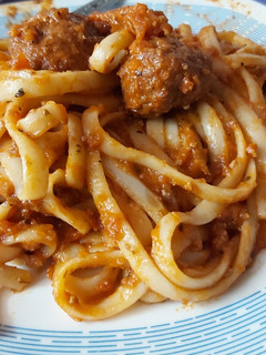 Una foto de Tallarines en salsa napolitana casera