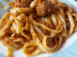 Una foto de Tallarines en salsa napolitana casera