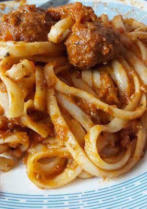 Una foto de Tallarines en salsa napolitana casera
