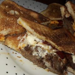 A picture of Sloppy Homestyle burger sambo.