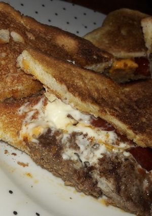 A picture of Sloppy Homestyle burger sambo.