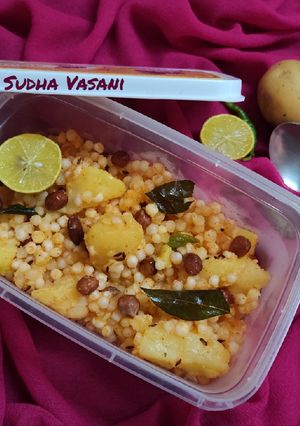 સાબુદાણા બટાકાની ખીચડી (Sago Potato Khichdi Recipe In Gujarati) રેસીપી મુખ્ય ફોટો